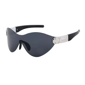 Modische einteilige Wrap-Sonnenbrille mit grauen Gläsern und silbernen Metallakzenten