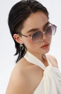 Gros plan détaillé des lunettes de soleil octogonales en métal avec verres dégradés violets