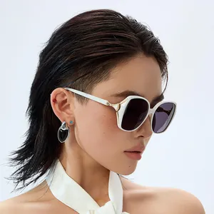 Lunettes de soleil carrées polarisées 2025 avec cadre blanc et boucles d'oreilles argent