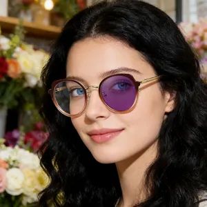 Gros plan de lunettes rondes avec verres photochromiques virant au violet foncé