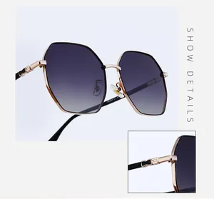 Détail des charnières en métal doré et des verres dégradés de ces lunettes de soleil