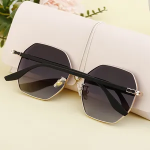Lunettes de soleil polarisées pour femmes avec monture dorée et verres gris dégradé chic