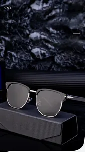 Détail de lunettes de soleil polarisées carrées demi-cerclées sur un étui noir texturé