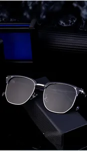 Détail de lunettes de soleil carrées polarisées avec monture TR et spécifications