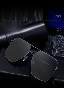 Détail de lunettes de soleil carrées polarisées avec monture en métal sur un étui
