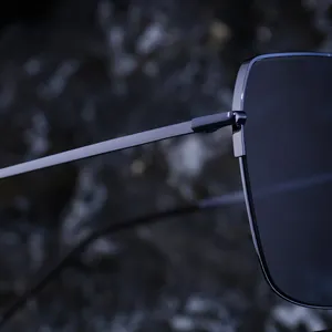 Vue macro des charnières métalliques et des branches géométriques des lunettes de soleil