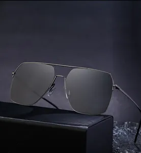 Gros plan sur des lunettes de soleil carrées légères en métal avec verres polarisés