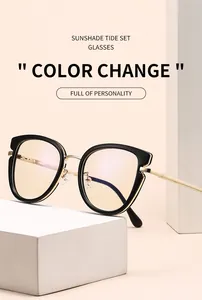 Detalle de las gafas fotocromáticas anti luz azul con montura cuadrada en negro y oro