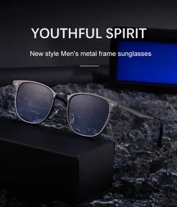 Détail de lunettes de soleil en métal gris pour hommes avec verres bleus sur roche