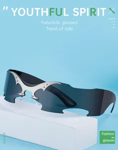 Détail de lunettes de soleil futuristes grises avec coupes géométriques et pont tribal argenté