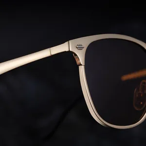 Détail macro de la charnière en métal doré et ornement diamant argent sur lunettes noires
