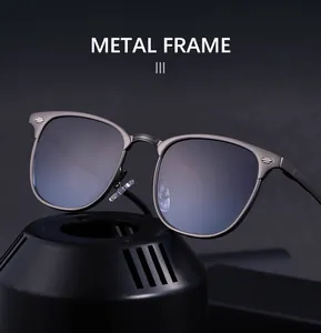 Gros plan de lunettes de soleil en métal gris avec verres bleus dégradés et plaquettes