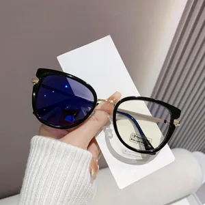 Detalle de lentes cuadradas fotocromáticas anti luz azul con puente de metal dorado