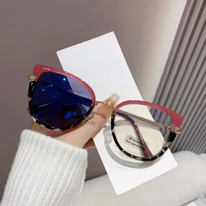 Detalle de lentes fotocromáticas de luz azul con montura cuadrada bicolor y puente metálico