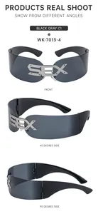 Détail de lunettes de soleil punk Y2K avec lettres SEX en métal et large monture noire