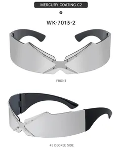 Vues de face et de profil de lunettes de soleil punk oversized avec revêtement argenté
