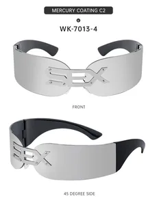 Détail de lunettes punk futuristes avec revêtement argenté et emblème métallique SEX