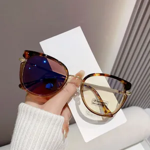 Detalle de lentes fotocromáticas contra luz azul en montura elegante de carey