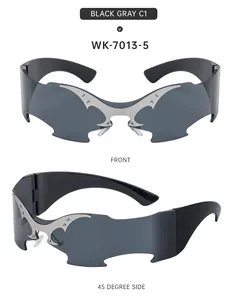 Détail de lunettes de soleil Y2K sans monture avec verres gris foncé aux bords flammes