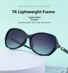 Dettaglio occhiali da sole TR nero leggero con decoro dorato e lenti sfumate alla moda