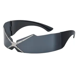 Lunettes de soleil cyberpunk avec détail X en métal argenté sur monture noire