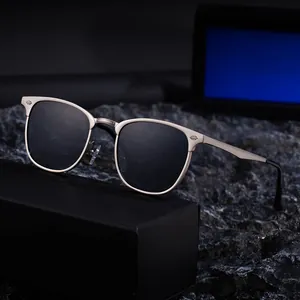 Lunettes de soleil browline argentées avec verres polarisés gris sur étui
