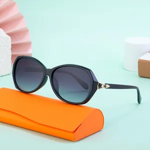 Occhiali da sole polarizzati oversize da donna neri con lenti sfumate e custodia arancione