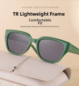 Détail de lunettes de soleil TR vertes légères sur un étui beige avec verres foncés