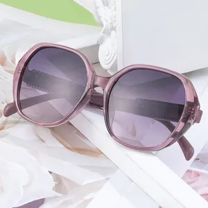Trendige polarisierte Damen-Sonnenbrille mit lila transparentem Rahmen und Webstruktur