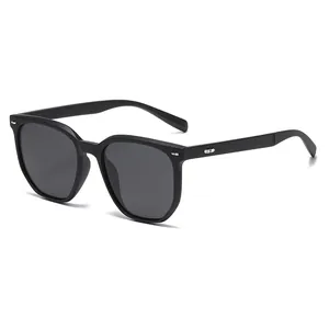 Moderne quadratische Damen-Sonnenbrille mit dunkelgrauen Gläsern und silbernen Details
