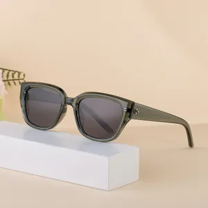 Lunettes de soleil polarisées œil-de-chat modernes avec monture vert olive et verres gris