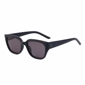 Lunettes de soleil rectangulaires noires surdimensionnées avec rivets argentés