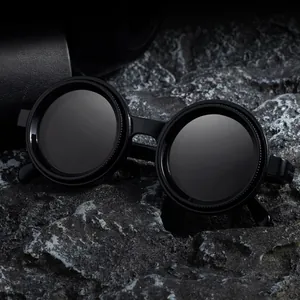 Lunettes de soleil rondes polarisées rétro punk avec monture noire sur pierre