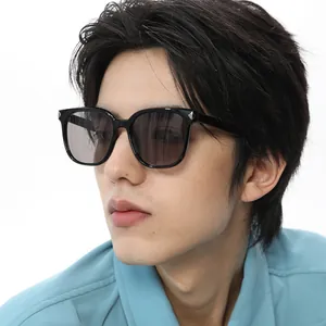 Détails de lunettes de soleil polarisées carrées noires élégantes avec rivets pour hommes