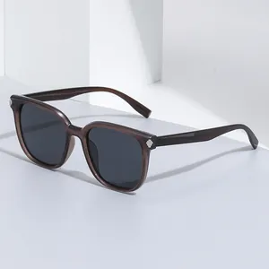 Lunettes de soleil polarisées à monture carrée avec accents de croix argentées sur blanc