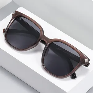 Lunettes de soleil carrées polarisées avec monture marron translucide et verres gris