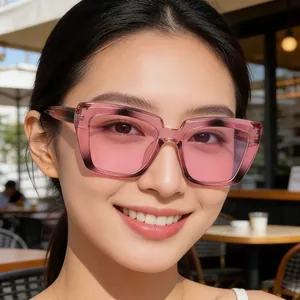 Primo piano di occhiali da sole cat-eye rosa trasparenti indossati da una donna