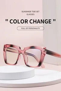 Dettaglio montatura cat-eye sfumata rosa con lenti anti-luce blu e lenti fotocromatiche per donna