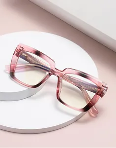 Dettaglio montatura occhiali quadrata rosa trasparente su piedistallo bianco
