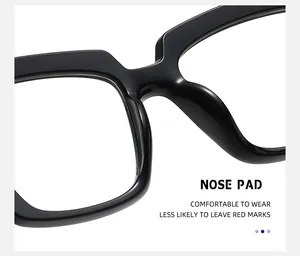 Dettaglio dei naselli ergonomici su occhiali neri cat-eye per comfort ottimale