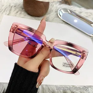 Dettaglio di occhiali cat-eye rosa sfumati con lenti anti-luce blu e fotocromatiche