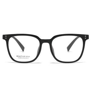 Klassische schwarze quadratische Vollrandbrille mit Metallnieten auf weißem Hintergrund