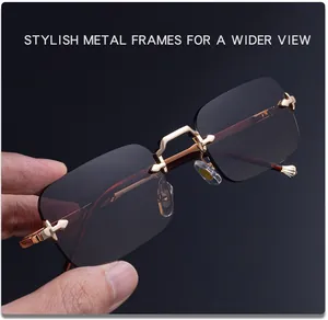 Detalle de gafas de sol sin montura con patillas de metal dorado y lentes rectangulares grises