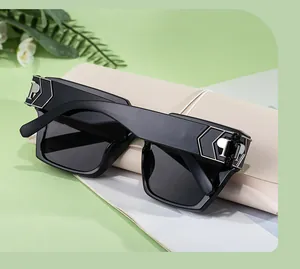 Nahaufnahme der schwarzen quadratischen Sonnenbrille mit silbernen Details am Bügel