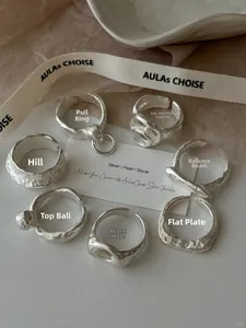 Vue détaillée de bagues en argent sterling 925 avec textures artisanales irrégulières