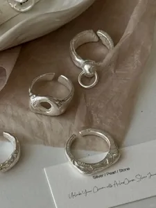 Macro de bagues en argent sterling 925 avec texture fondue artisanale et finition irrégulière