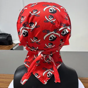 Dettaglio bandana pirata rossa con teschio che mostra tessuto mesh e chiusura a lacci