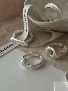 Détail de bagues en argent sterling 925 avec textures de lave et perles argentées