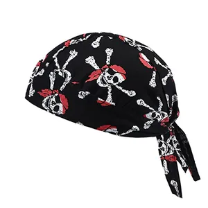 Dettaglio bandana da pirata traspirante con teschi bianchi e lacci regolabili sul retro