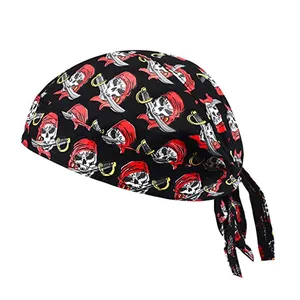 Vista dettagliata della stampa del teschio pirata sulla bandana da ciclismo traspirante con lacci